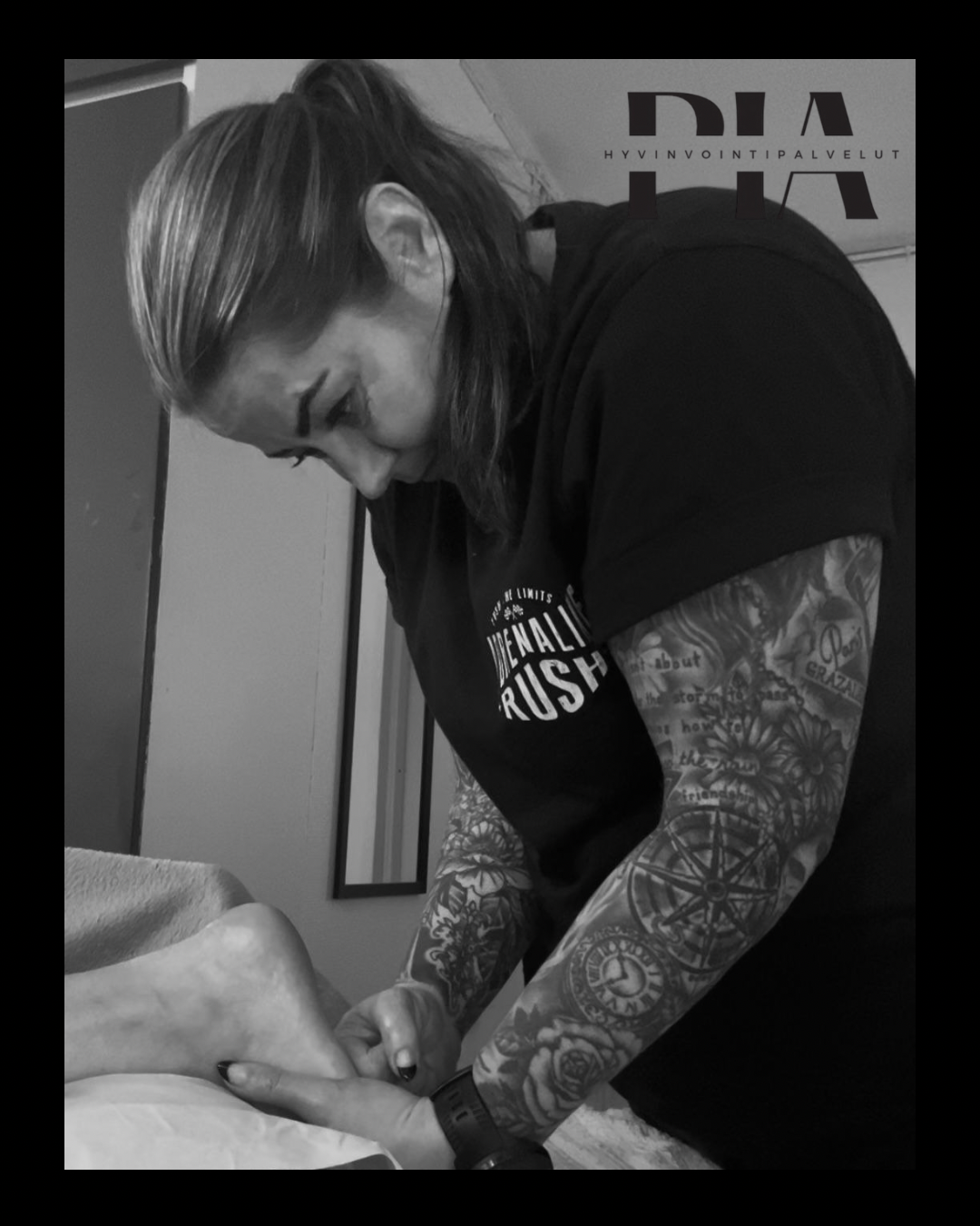 Koulutettu hieroja ja yrittäjä Pia Vainikka huoltaa urheilijan jalkoja kuntoon klassisin hierontaottein.