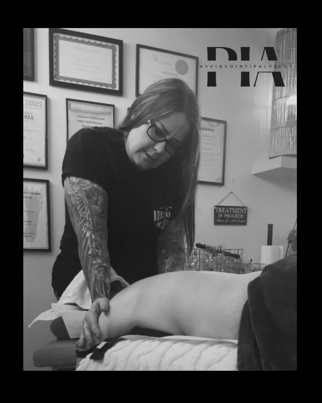 Yrittäjä ja koulutettu hieroja Pia Vainikka hieroo asiakasta klassisin hierontaottein.